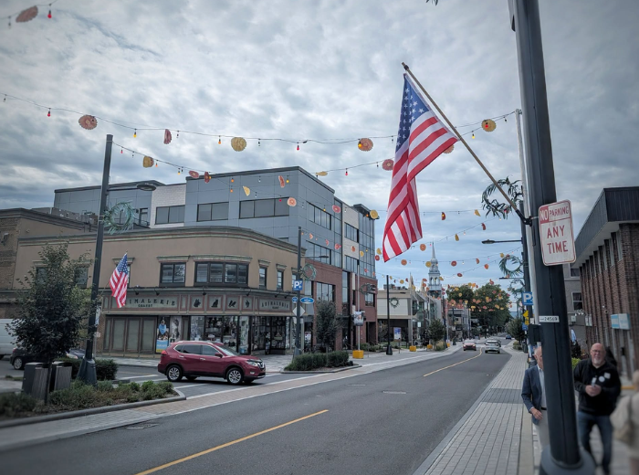 Drapeaux amnércains cdntre-ville de Granby_M105